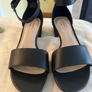 Clarks Caroleigh Anya Navy Dress Sandal in Navy. Size 8.5M. NWT!!